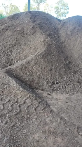 O esterco de galinha é um adubo orgânico seco e triturado cama de frango