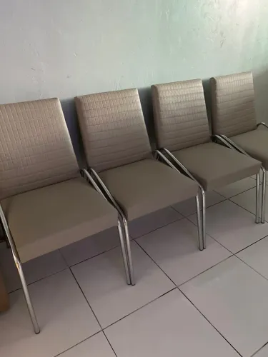 Conjunto de mesa 4 Cadeiras em Couro Bege