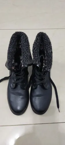 Botas Femininas Pretas com Detalhe de Pelúcia