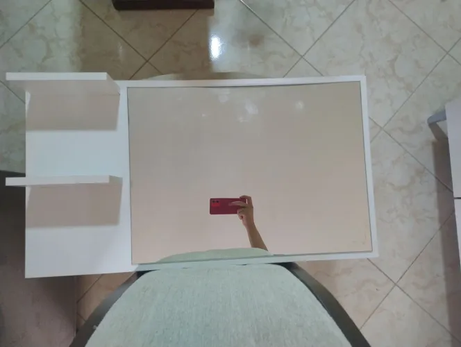 Espelho de rosto com mini prateleiras