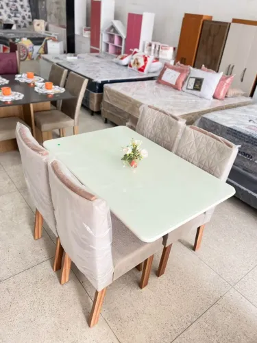 Mesa de Jantar de vidro temperado branco com 4 cadeiras estofadas. Ideal para quem busca e