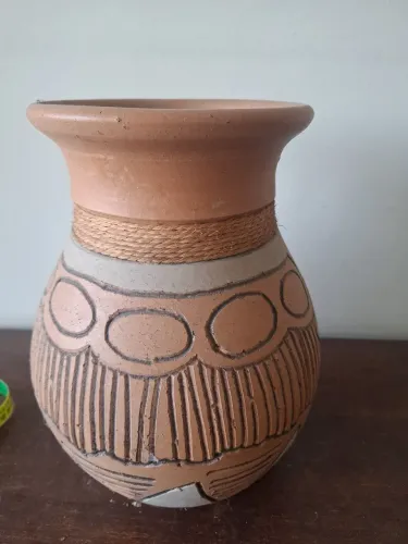 Vaso de cerâmica artesanal decorativo, estilo rústico