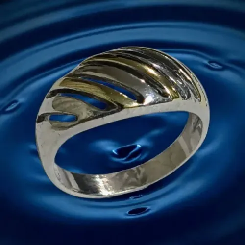 Anel de Prata Polida Com Desenhos Vazados e Alguns Fios de Dourados