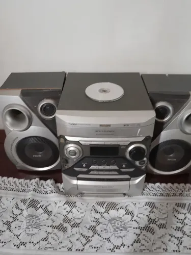 Som antigo sem USB.Entrada para 3 CD ótimo som! 300.00