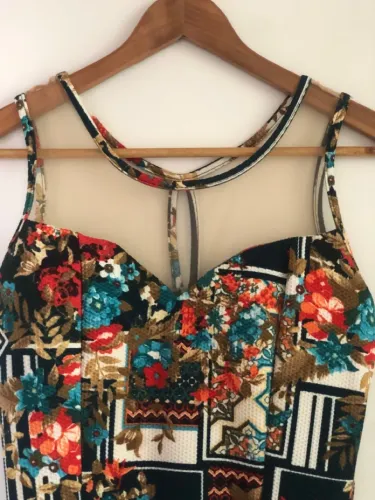 Vestido floral com detalhes em tela