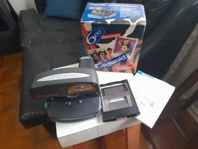 Câmera Polaroid 600, década de 90, não testada, na caixa, com manual, ler a descrição