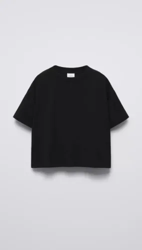 Camiseta Preta com gola redonda e manga curta - Zara