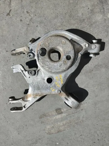 Bandeja suspensão traseira esquerda Mustang 2015 a 2023