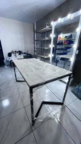 Mesa de madeira com estrutura metálica