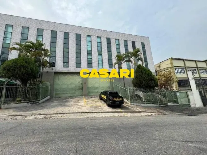 Galpão à Venda com Prédio Comercial e Estacionamento no Taboão - 3.890m² - São Bernardo do