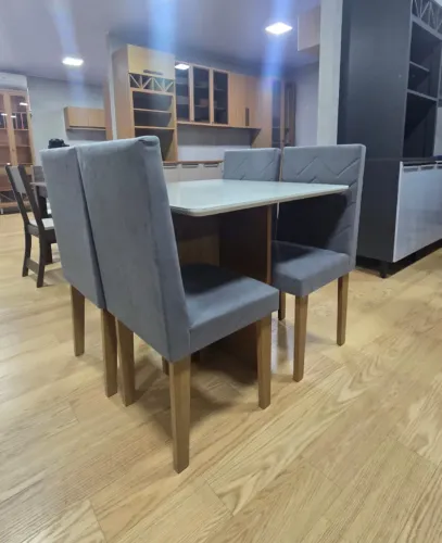 Mesa Moderna Tampo de Vidro e 4 Cadeiras 