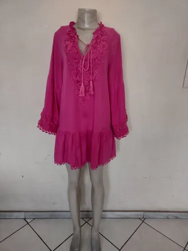 Vestido Rosa com Detalhes em Renda