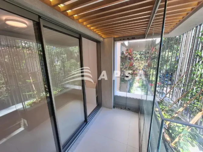 NO CORAÇÃO DO JARDIM BOTÂNICO, UM CHARMOSO APARTAMENTO DE 56M² AGUARDA SEU PRIMEIRO MORADO