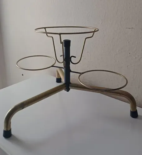 Tripé para vasos em metal