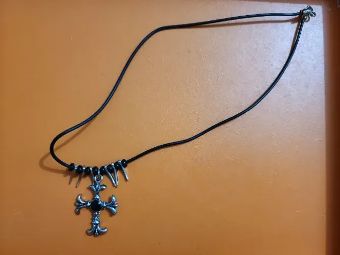 Cordão com pingente cruz 3,5 cm (novo)