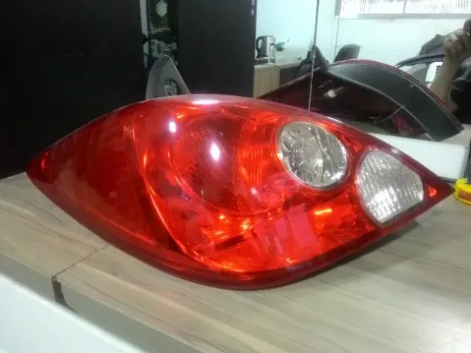 Lanterna Esquerda Nissan Tiida 2008 a 2015 26555 EM01A