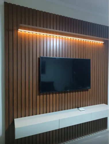 Painel de TV Amadeirado com Iluminação LED