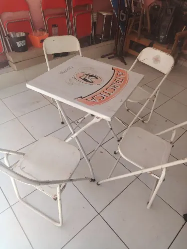 Conjunto de mesa e cadeiras