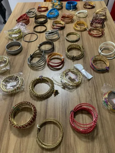 Pulseiras de metal e bijuterias variadas