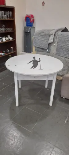 Mesa redonda, madeira maciça, ótimo estado 