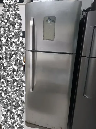 Geladeira Electrolux Frost Free em inox 220w