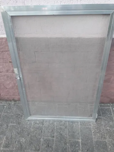 Tela de proteção para janela de alumínio com dobradiças