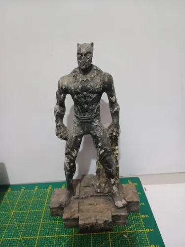 Boneco pantera Negra 26 cm em resina
