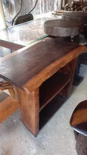 Mesa de madeira maciça com prateleira