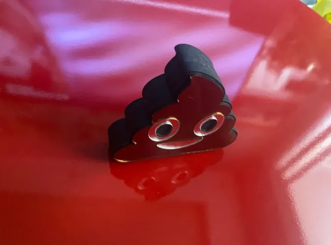 emoji de madeira e espelhada dourado frente