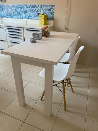 Mesa retangular com duas cadeiras Eames Eiffel - Design e Conforto