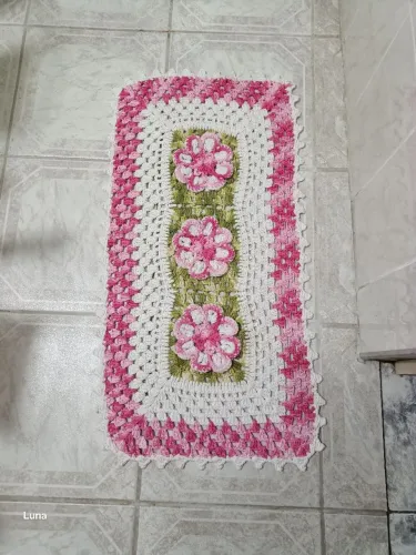 Tapete de Crochê Floral Artesanal. Flores em alto relevo