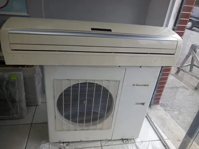Split Hi-Wall Electrolux 30.000Btu/h Quente e Frio 220V R22 (Usado)