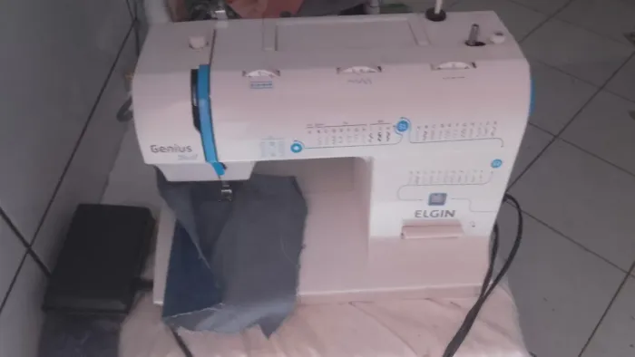 Vende-se máquina de costura elgin com pouco tempo de uso