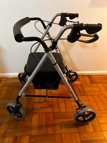 Andador com assento e rodas