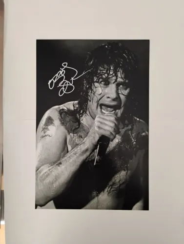 Foto autografada por Ozzy Osbourne da banda Black Sabbath, inclui certificado.