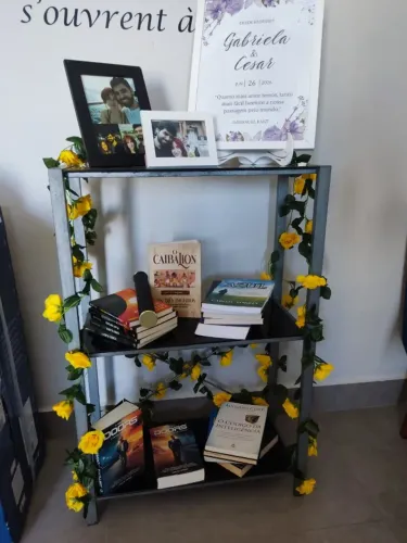 Prateleira de livros sob aço e vidro preto