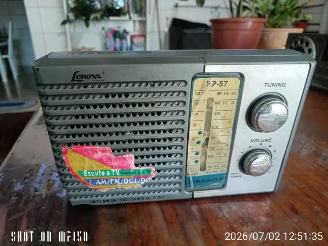 Vendo rádio Lenox am . FM não funciona a Caixa está quebrada