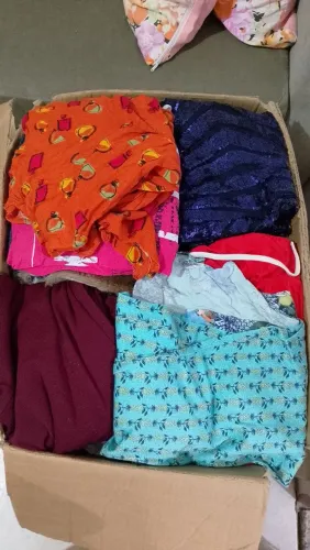 Vendo combo de roupa para brechó, mais de 80 peças por 100 reais