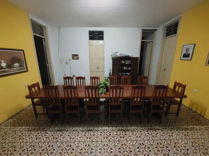 Mesa de madeira cerejeira com 14 cadeiras