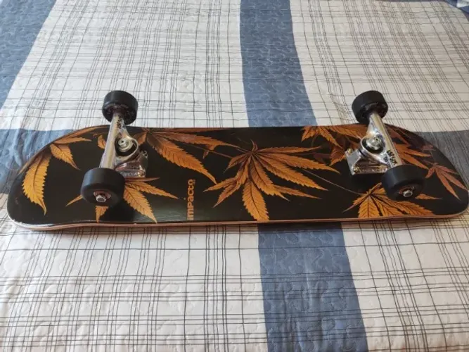 Skate shape Impacto, trucks Essência, rodas 747, rolamentos Black Sheep e lixa Jessup