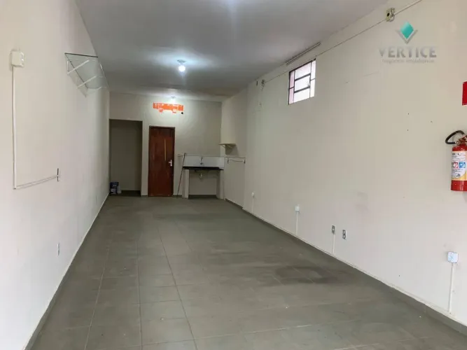 SALÃO COMERCIAL PARA LOCAÇÃO EM AVENIDA, ENTRE ELDORADO E SOLO SAGRADO COM 30m²
