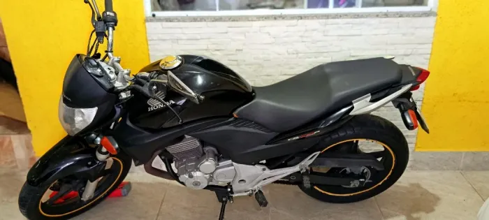 CB300-TERCEIRO DONO POUQUÍSSIMO RODADA - CABEÇOTE DE VELA FINA TROCADO POR MIM