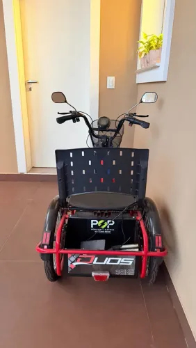Triciclo Duos Elétrico 800W Ré Farol e Alarme Fox Cestinha - Vermelho
