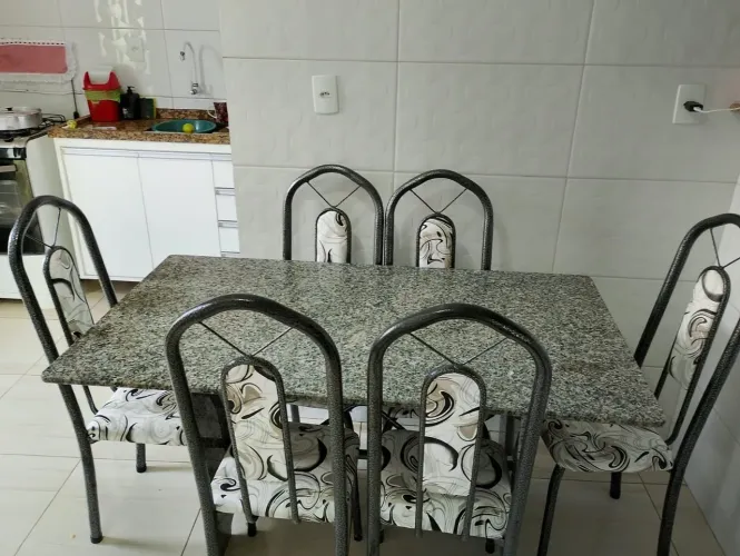 Mesa de Mármore com 6 cadeiras , 2 meses de uso..