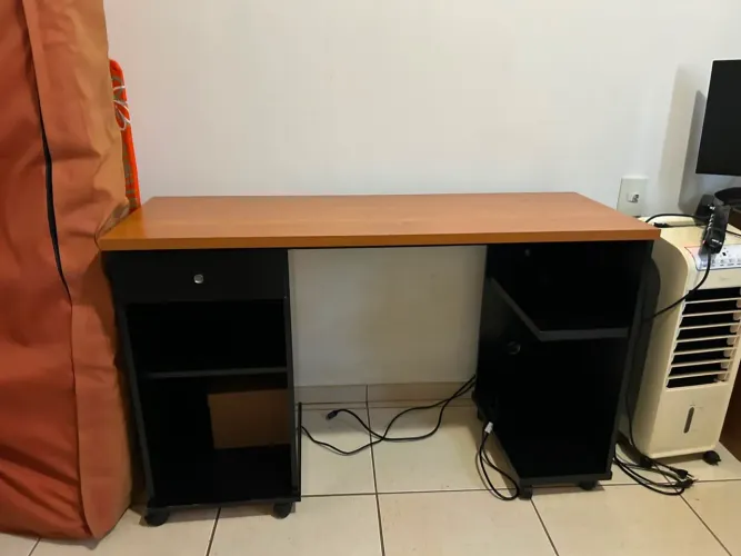 Escrivaninha de trabalho com rodinhas, gaveta e nichos para organização. Não entrego