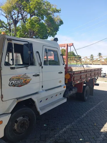 Caminhão cabinado disponível para locação diária e mensal