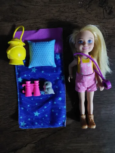 Boneca Barbie Chelsea dia de acampamento completa (apenas sem a caixa)
