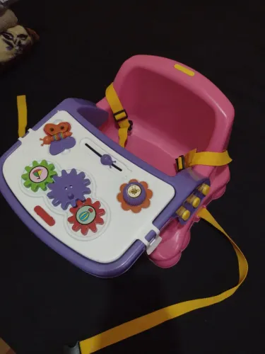 Cadeirinha portátil de alimentação e atividades 