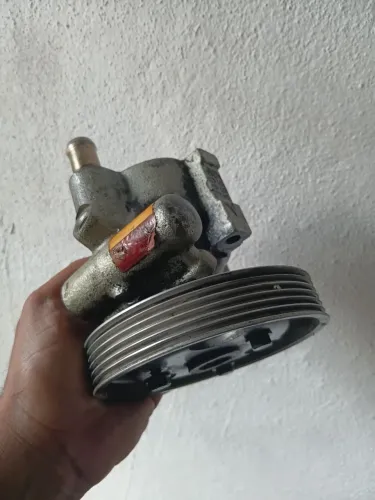 Bomba hidráulica do Renault 1.6