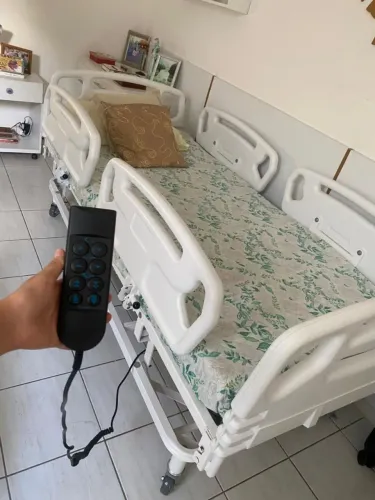 CAMA DE HOSPITAL COM CONTROLE REMOTO SEMI NOVA.